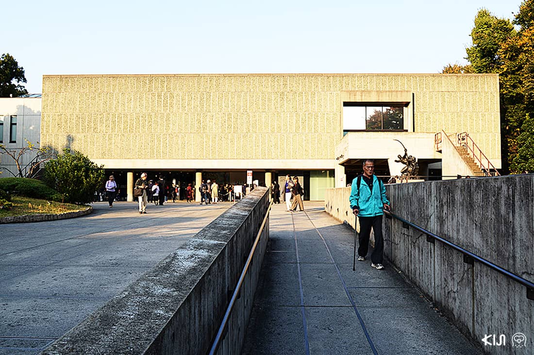 ด้านหน้าพิพิธภัณฑ์ พร้อมแสงในยามบ่าย