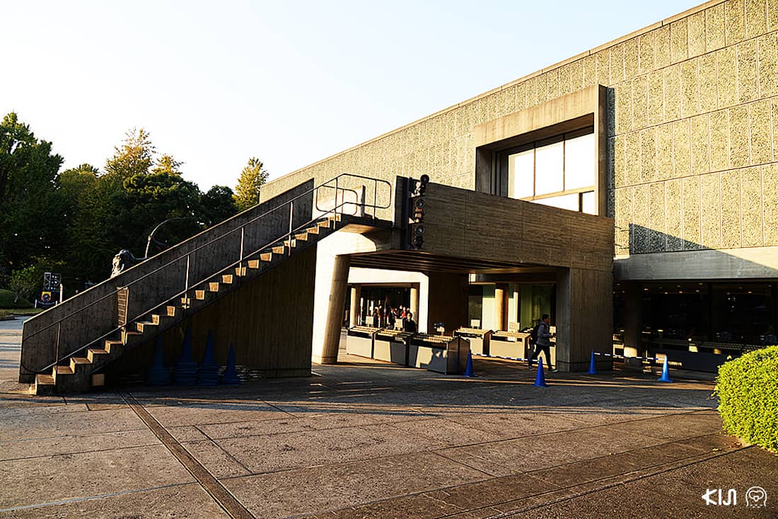 ด้านหน้าพิพิธภัณฑ์ National Museum of Western Art Tokyo พร้อมแสงในยามบ่าย
