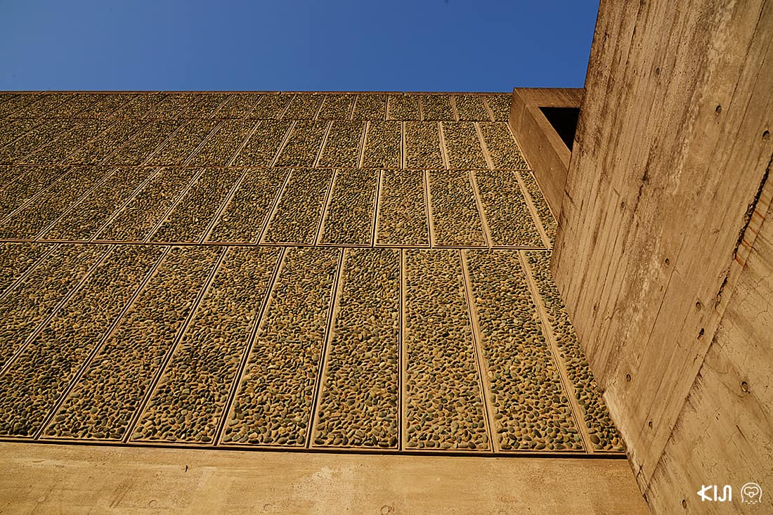 รายละเอียดผนังด้านหน้าพิพิธภัณฑ์ National Museum of Western Art Tokyo