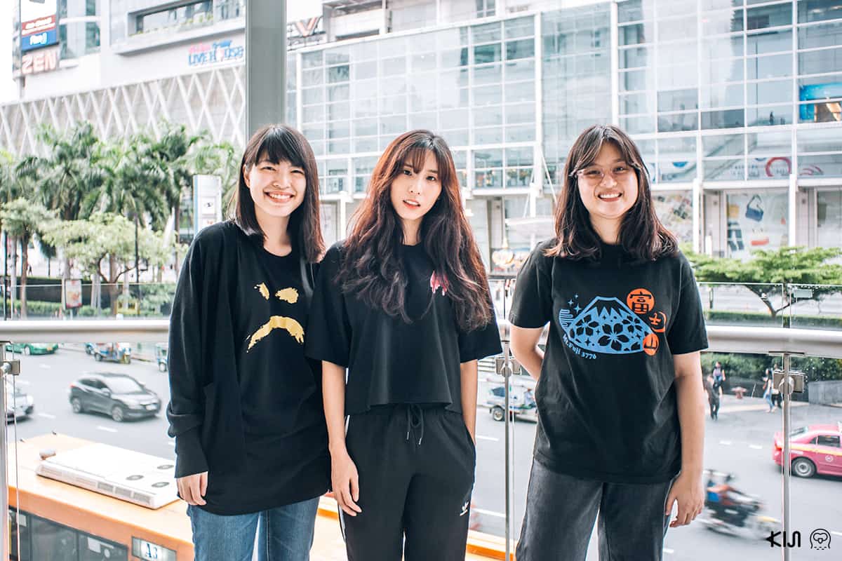 วง Jelly Rocket ภัค (คีย์บอร์ด, ซินธิไซเซอร์) โม (กีต้าร์) และปั้น (ร้องนำ)