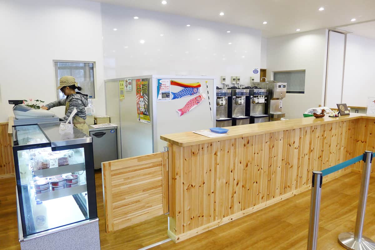 สั่งซอฟต์ครีมได้ที่เคาท์เตอร์ และหาที่นั่งได้ตามอัธยาศัย