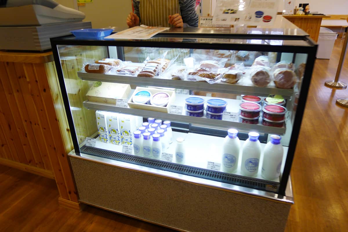 ของหวานมากมายที่ร้าน Yamanaka Dairy Farm