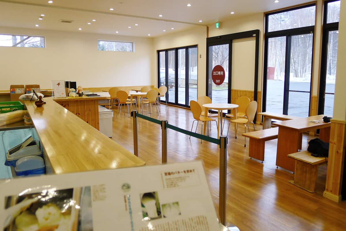 การตกแต่งแบบเรียบง่ายของร้าน Yamanaka Dairy Farm