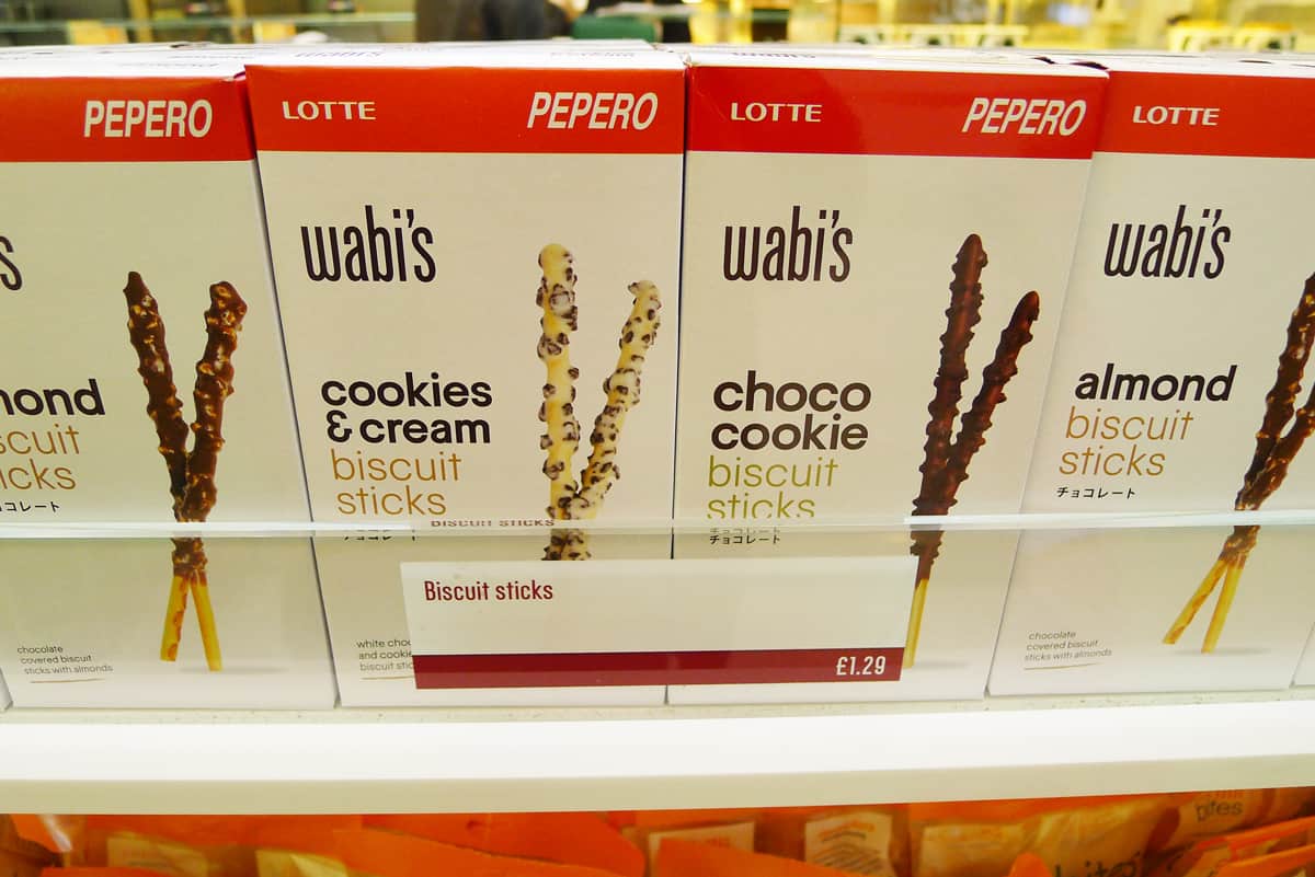 ที่ร้าน Wasabi Sushi & Bento ยังมีขนมขบเคี้ยวทานเล่นให้เลือกเยอะแยะๆ