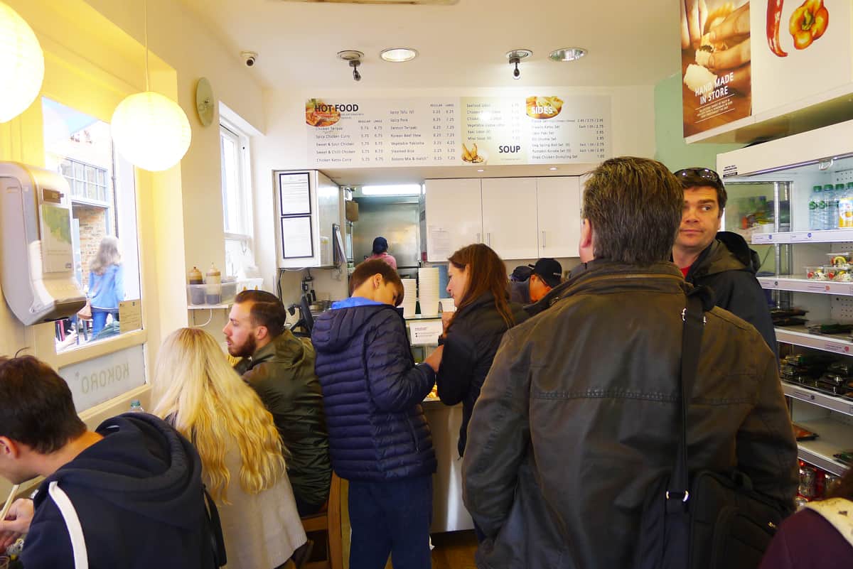 มีทั้งลูกค้าฝรั่งและเอเชียมาใช้บริการร้าน KOKORO