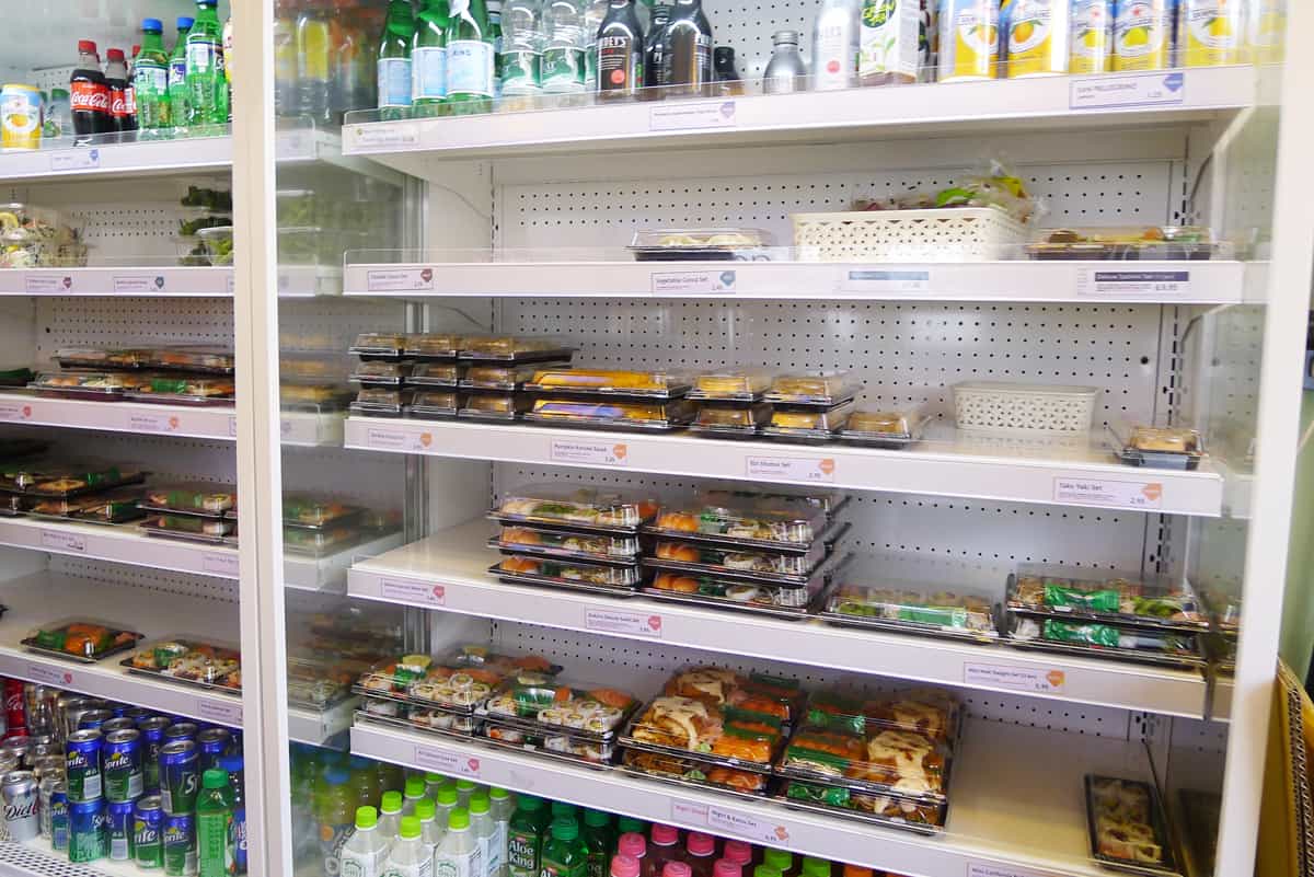 ร้าน KOKORO จะมี Set ซูชิ จะวางให้เลือกอยู่บนชั้น