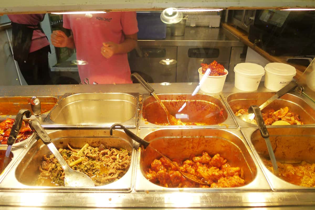 ร้าน KOKORO : ส่วนบรรดาข้าวราดแกง สั่งที่เค้าเตอร์ชำระเงิน