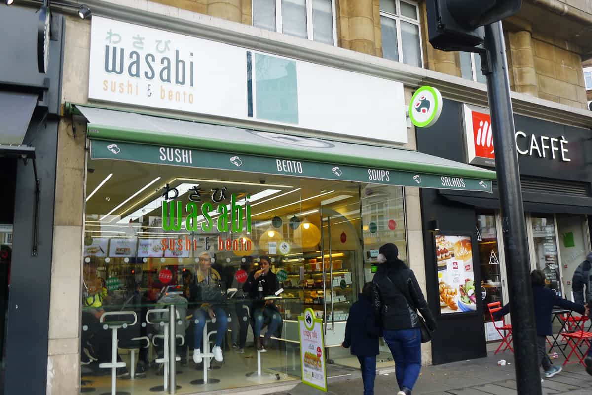 การตกแต่งของร้าน Wasabi Sushi & Bento จะเน้นใช้กระจกโปร่งใส