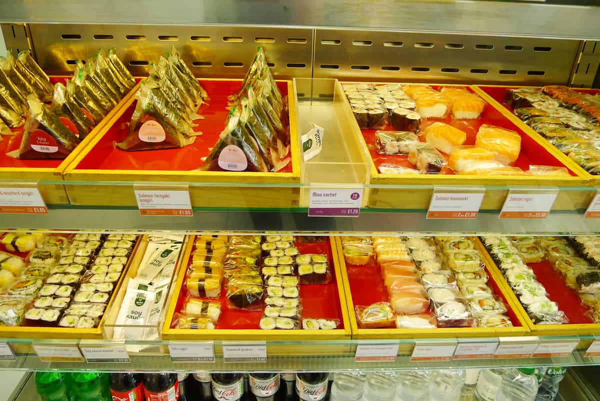 ร้าน Wasabi Sushi & Bento มีข้าวปั้นหน้าต่างๆ ที่สามารถเลือกซื้อเป็นคำได้