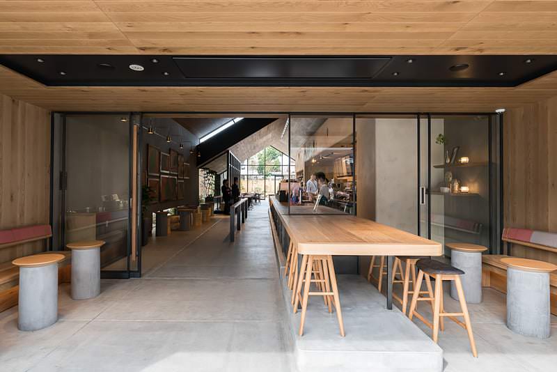 บรรยากาศในโซนเอาท์ดอร์ของ Starbucks Coffee Kanetsuki Street Store