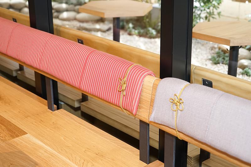 ที่นั่งเกือบทุกตัวบุด้วยผ้า Kawagoe Tozan ซึ่งเป็นที่นิยมของชาวเมืองคาวาโกเอะตั้งแต่สมัยโบราณ