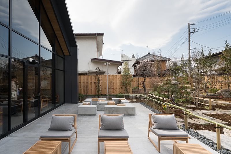 Starbucks Coffee สาขา Kanetsuki Street มีโซนให้นั่งชมวิวด้านนอก