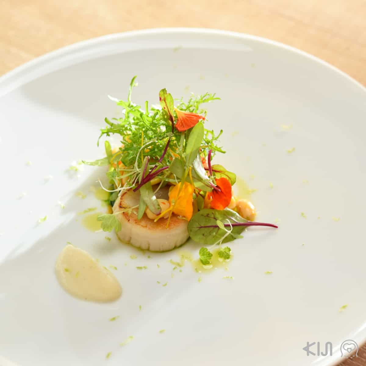 หอยโฮะตะเตะ ผักชุงกิกุ ราดซอสวานิลลา จากร้าน méli mélo