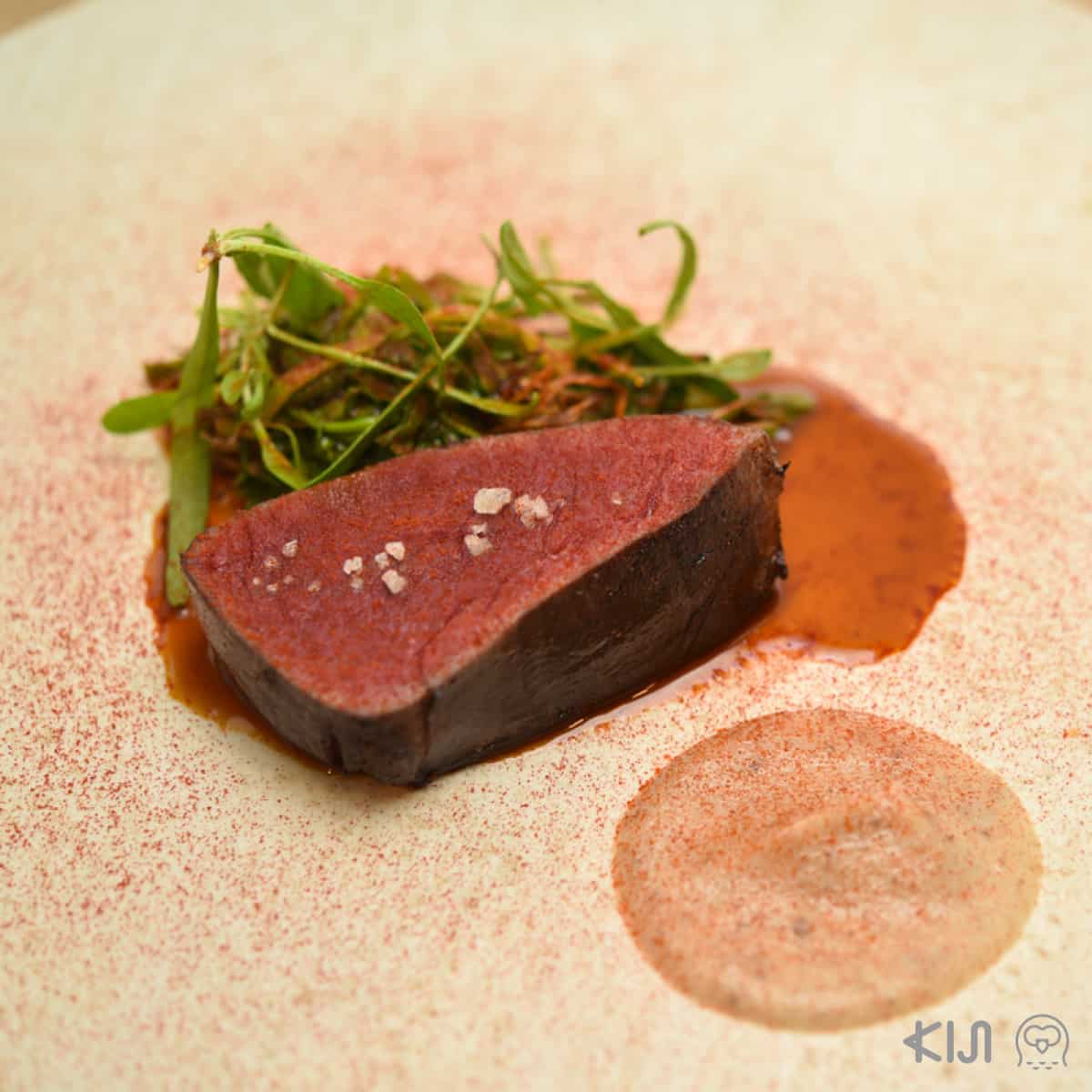 เนื้อกวางย่างหมักไวน์และเครื่องเทศจากร้าน méli mélo