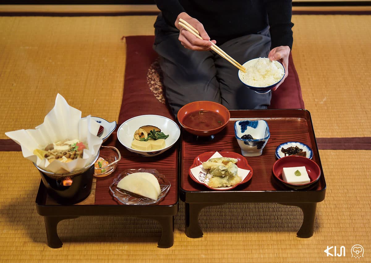 อาหารที่เรียกว่า “โชจินเรียวริ” (Shojin Ryori) ให้บริการ เป็นอาหารมังสวิรัติแบบ เดียวกับที่พระฉันในวัด