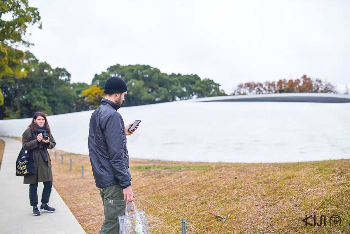 อาคารสีขาวทรงโค้งที่ดูคล้ายบ้านเทเลทับบี้นี้ ออกแบบโดยศิลปินสาวเร ไนโตะ (Rei Naito) และสถาปนิกชื่อดังริวเอะ นิชิซะวะ (Ryue Nishizawa)