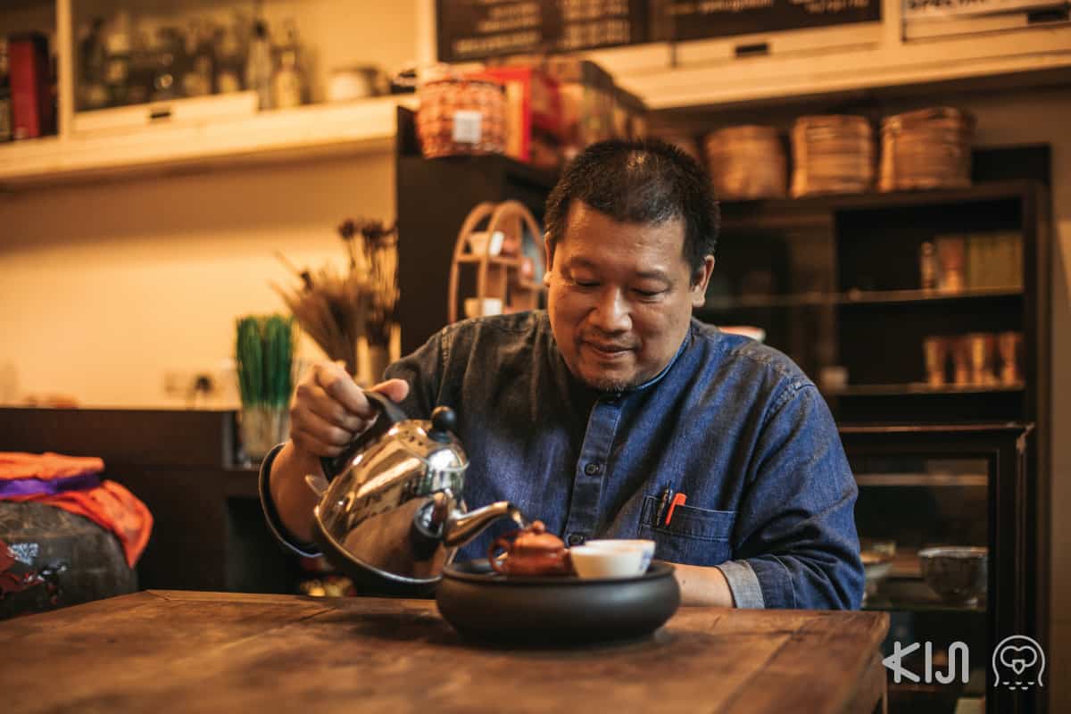 คุณตี่-จงรักษ์ กิตติวรการ (Jongrak Kittiworakarn) เจ้าของ Double Dogs Tea Room