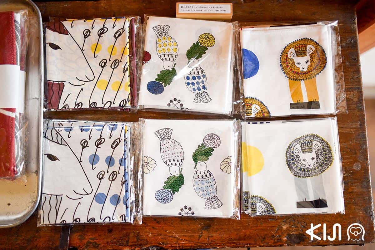 ผ้าเช็ดหน้า ทำจากผ้าฝ้าย 100% ออกแบบลายโดยคุณโทโมมิ อิราโกะ (Tomomi Irago) มีวางขายที่ร้าน Classiky ราคา 1,296 เยน