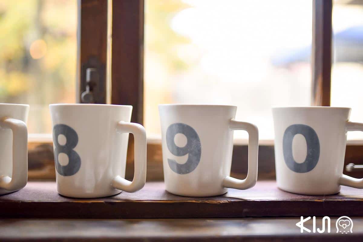 แก้วน้ำเซรามิก ลายตัวเลข ผลงานการออกแบบของคุณมิคิโคะ อิยามะ (Mikiko Iyama) มีวางขายที่ร้าน Classiky ราคา 1,944 เยน