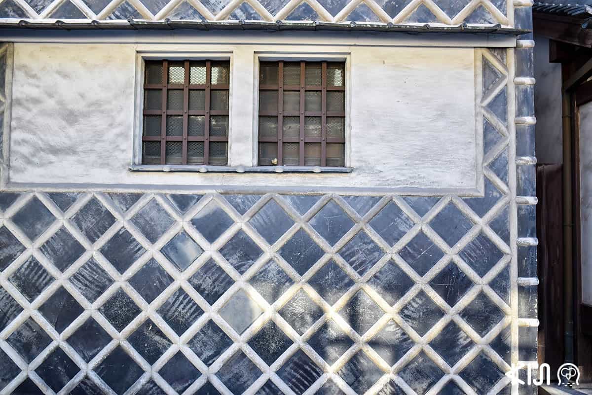 กำแพงนามาโกะอันเป็นเอกลักษณ์ของอาคารเก่าในย่านนี้ หน้าตาเหมือนปลิงทะเลไม่มีผิด