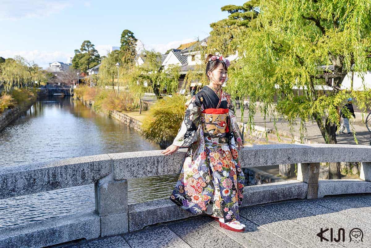 สาวๆ ใส่ชุดกิโมโนมาถ่ายรูปกันที่ย่านเมืองเก่าคุราชิกิ (Kurashiki)