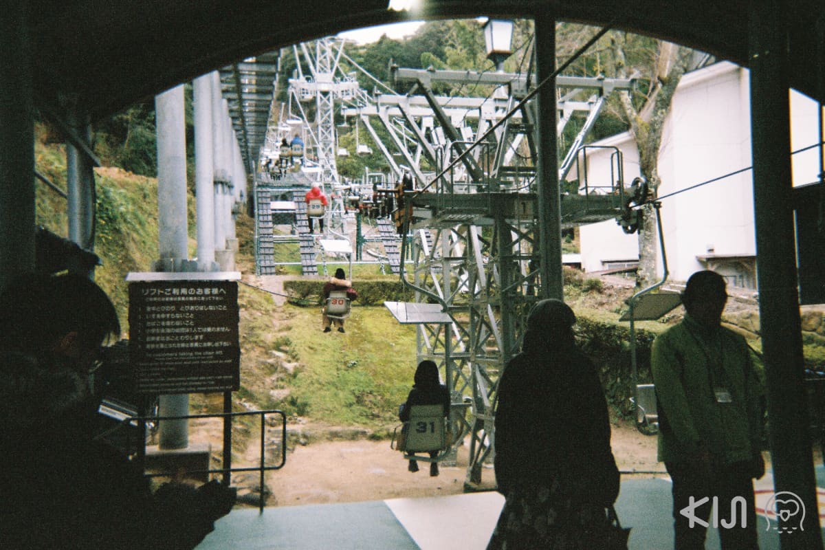 สามารถเดินทางขึ้นไปจุดชมวิว คาสะมัสสึ พาร์ก (Kasamatsu Park) โดยเคเบิลคาร์หรือกระเช้าแบบที่นั่งเดียวก็ได้