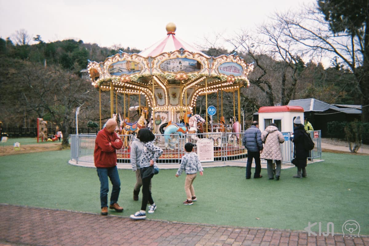 ด้านบนจุดชมวิวแห่งนี้มีสวนสนุกเล็กๆ ที่มีเครื่องเล่นให้เลือกสนุกมากมาย