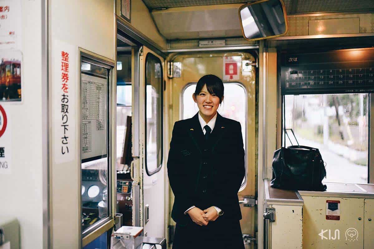 คุณเทราคาวะ พนักงานบริการประจำรถไฟสาย Kyoto Tango Railway