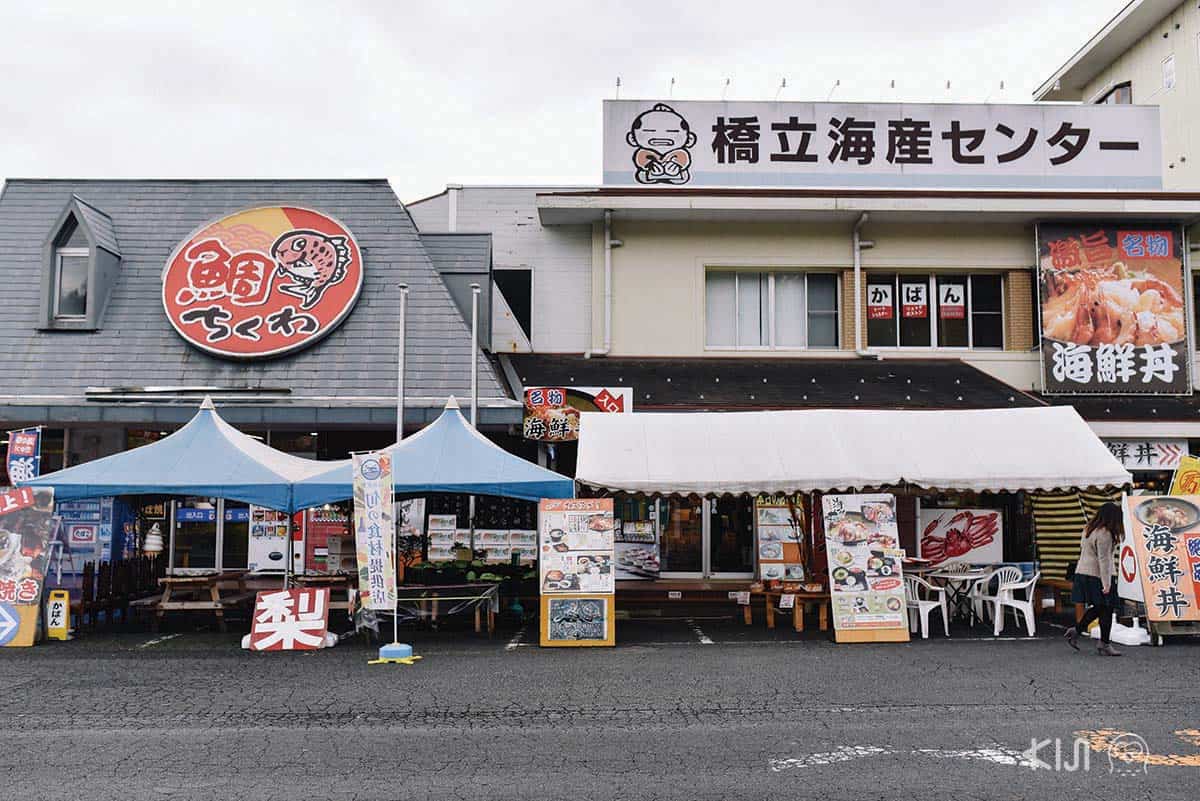 ร้าน Hashidate Kaisan Center คือร้านขายอาหารทะเลแปรรูปเก่าแก่ที่มีชื่อเสียง