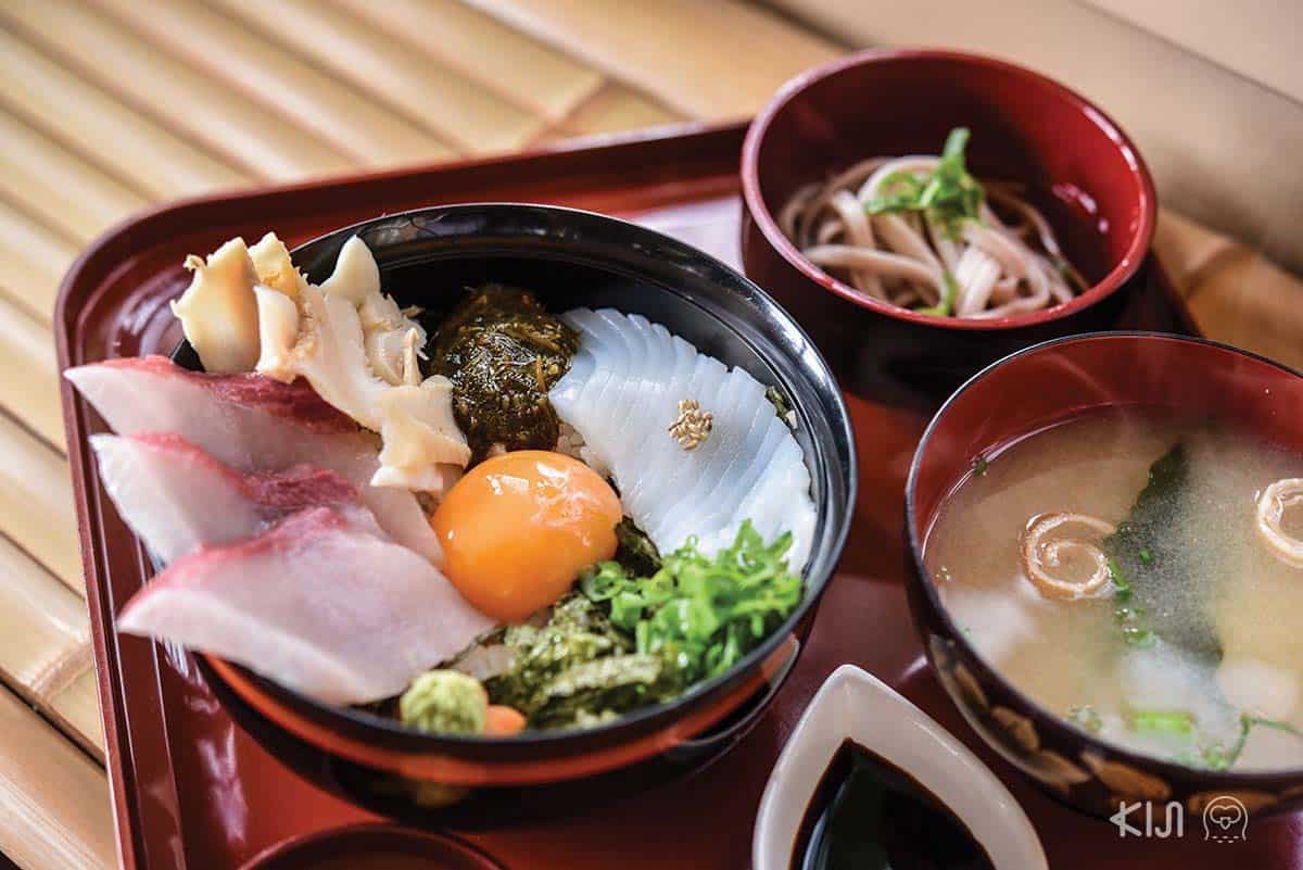 ร้านสึรุยะ (Tsuruya) ตั้งอยู่ใกล้กับศาลเจ้าโคโนะ มีเมนูเด่นเป็นข้าวหน้าอาหารทะเลที่ชื่อ ทังโกะโอทาคาระด้ง 