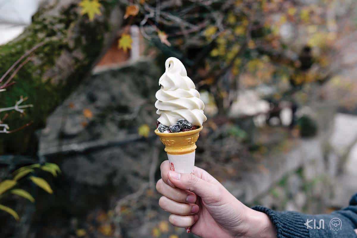 ซอฟต์ครีม: รสวานิลลาชาเขียว สอดไส้ถั่วแดงหอมหวานสูตรพิเศษของร้านสึรุยะ