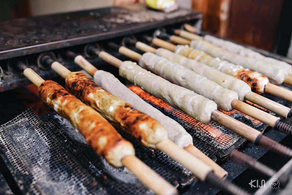 ลูกชิ้นปลาย่าง: ของย่างชิ้นใหญ่ที่ดูคล้ายหมูยอนี้ ความจริงแล้วคือเนื้อปลาย่างมีรสชาติคล้ายๆ ลูกชิ้นปลา