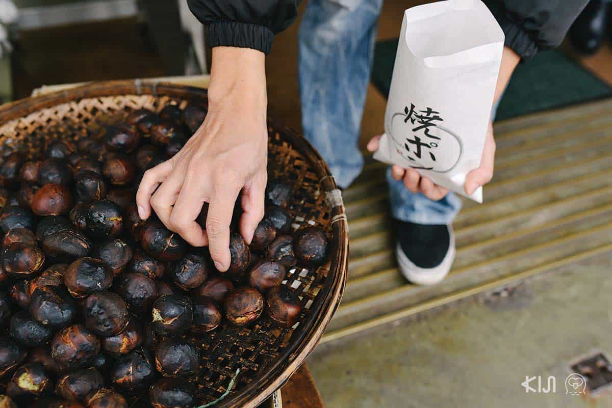 เกาลัด: ที่นี่มีร้านเกาลัดในซื้อกินได้ร้อนๆ หลายร้าน ใส่มาในถุงกระดาษที่พิมพ์โลโก้ร้านน่ารักๆ