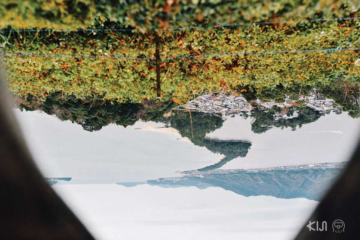 มื่อก้มลงมองลอดใต้หว่างขาจากจุดชมวิวฝั่งนี้เราจะเห็นสันทรายในมุมมองที่ต่างออกไป เป็นรูปมังกรตัวใหญ่กำลังเหาะขึ้นท้องฟ้า