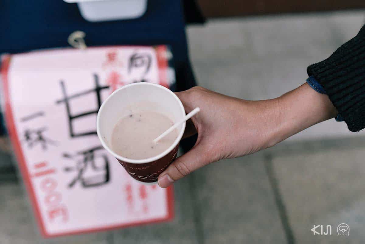 อามะสาเก: น้ำข้าวต้มอุ่นๆ ที่มีแอลกอฮอล์อยู่เล็กน้อย ให้รสชาติและกลิ่นคล้ายๆ กับข้าวหมากบ้านเรา กินตอนหน้าหนาวอบอุ่นข้างในดีเชียวค่ะ