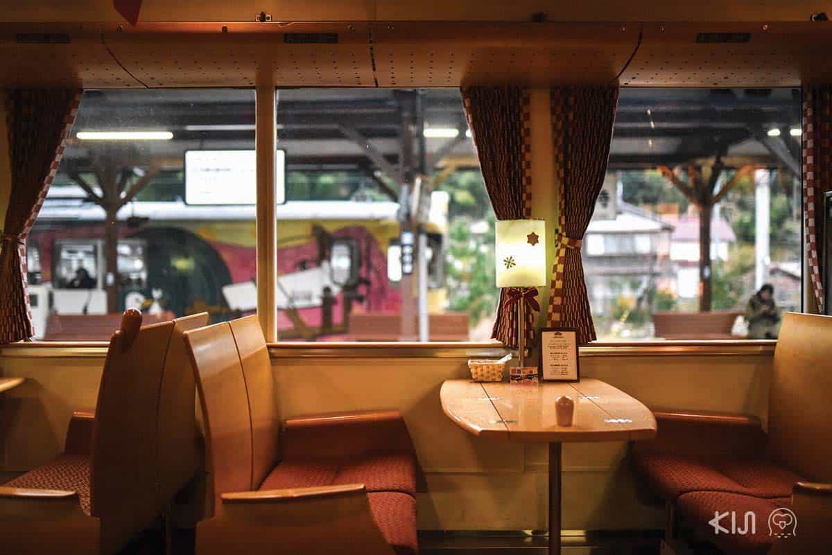 บรรยากาศภายในรถไฟสาย Aka-matsu (ต้นสนสีแดง) 