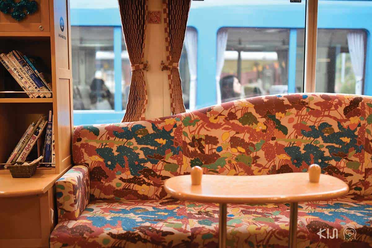 โซฟานั่งเล่นบนรถไฟสาย Aka-matsu (ต้นสนสีแดง) 