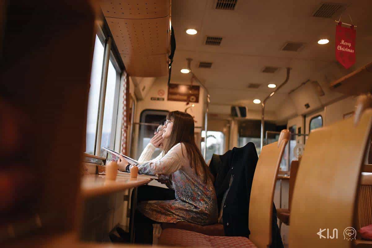 พื้นที่ส่วนกลางบนรถไฟสาย Aka-matsu (ต้นสนสีแดง) 