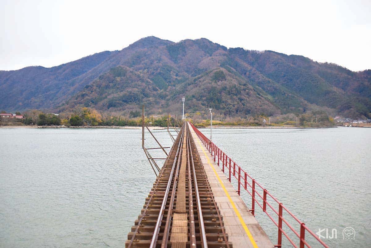 รถไฟสาย Aka-matsu (ต้นสนสีแดง) วิ่งไปได้ครึ่งทางจะผ่านแม่น้ำยูระ (Yura) ซึ่งมีสะพานเหล็กโบราณยาว 550 เมตร