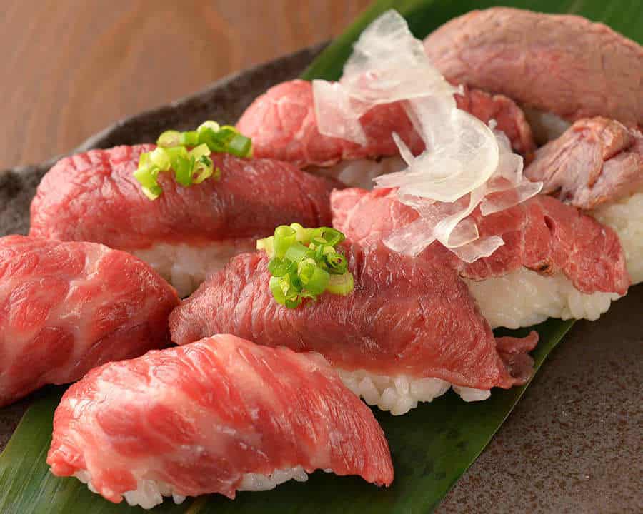 ซูชิหน้าเนื้อดิบ จากร้าน “นากาโนะนิกุซูชิ (中野 肉寿司)”