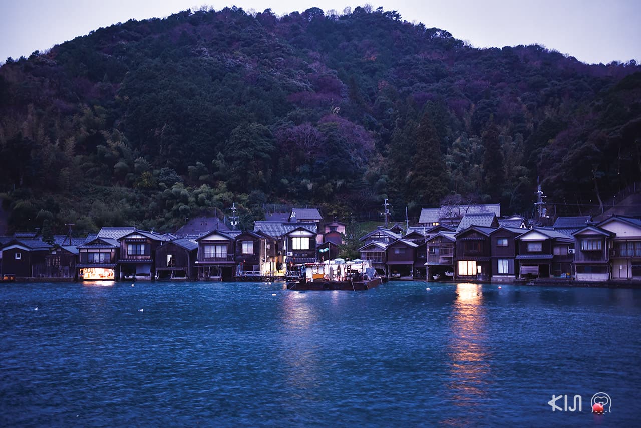 หมู่บ้านชาวประมงอิเนะในยามค่ำคื่น (Ine Fishing Village)