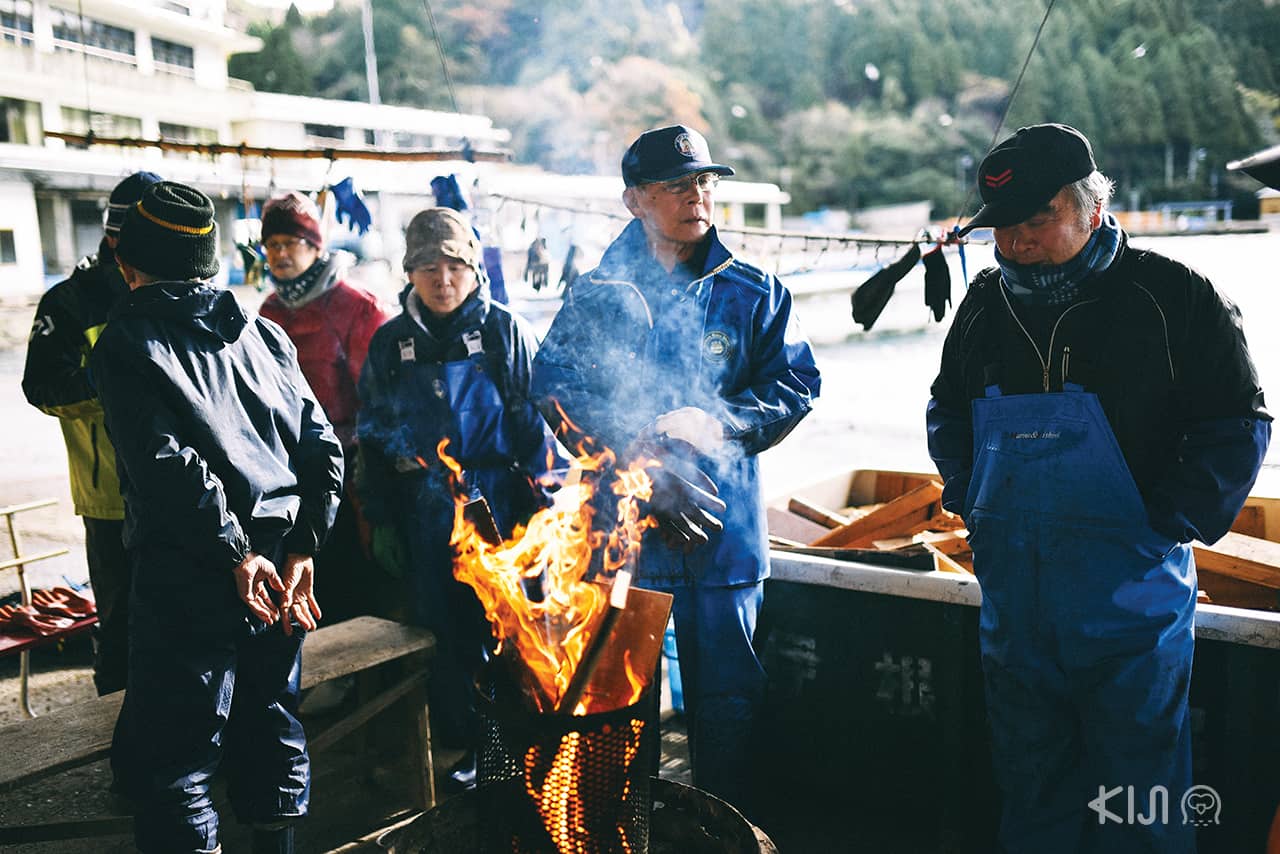 พนักงานของบริษัทประมงที่หมู่บ้านอิเนะ