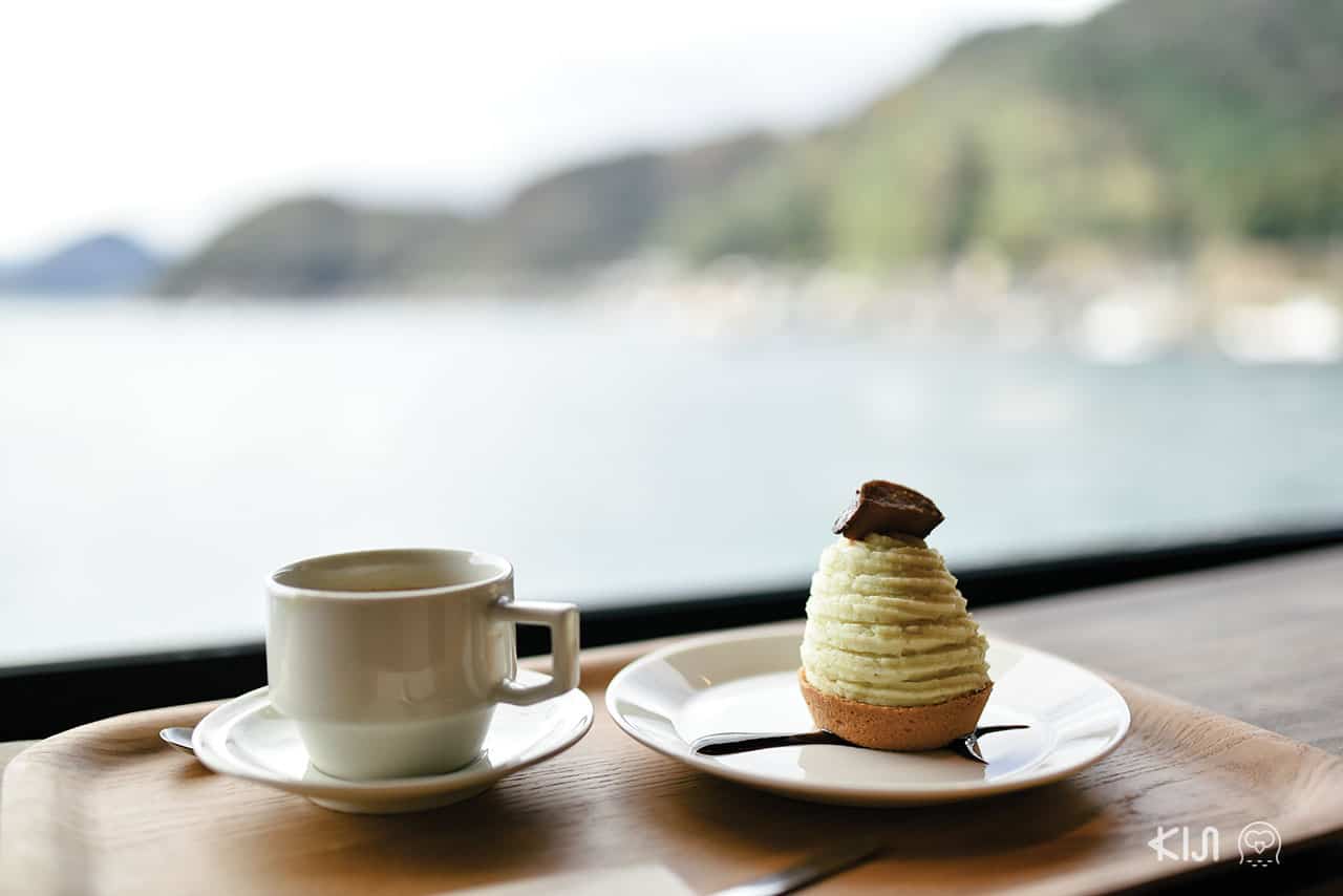 จิบกาแฟร้อนๆ พร้อมกับกินขนมอร่อยๆ กันที่คาเฟ่ Ine Café