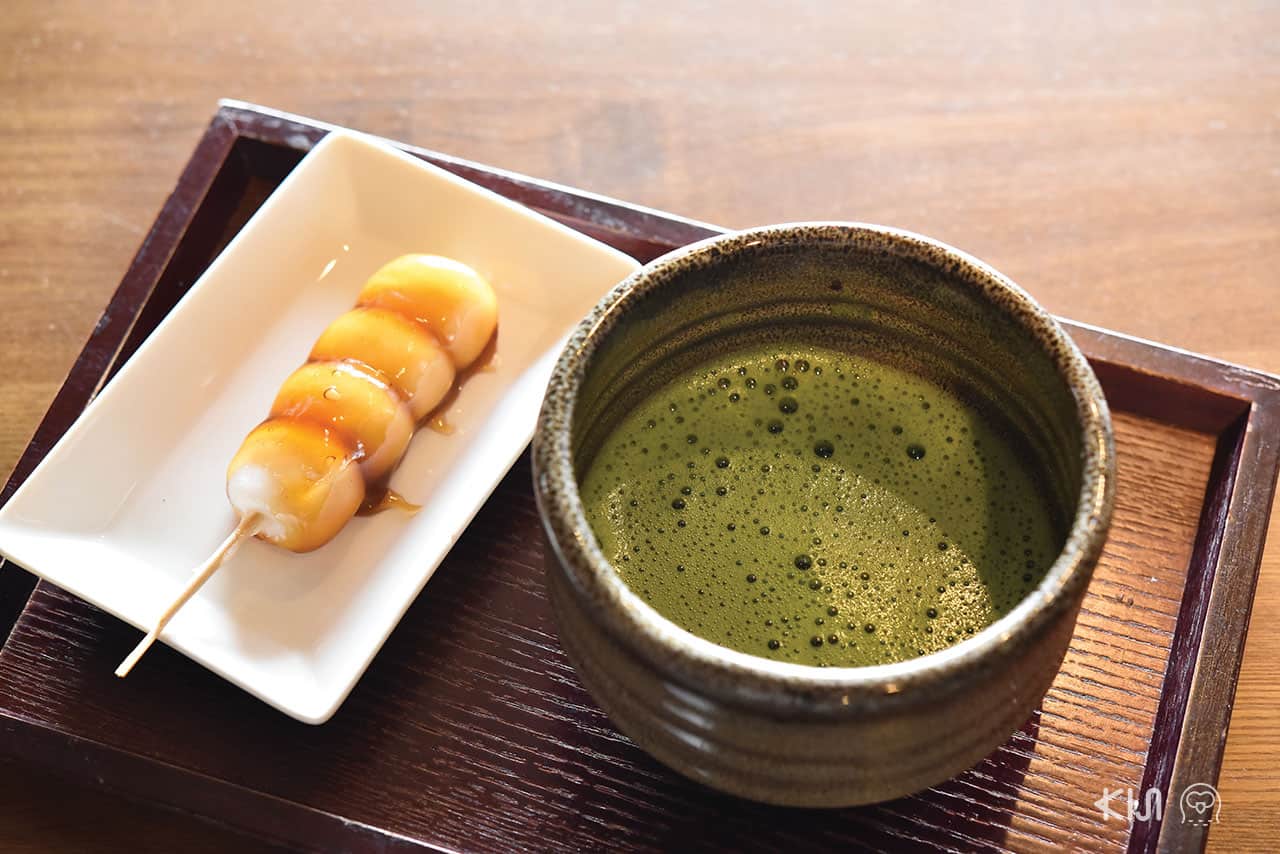 ดังโงะกินคู่กับชาเขียวหอมๆ ที่ร้าน Cafe Miyabi ที่อิเนะ (Ine)