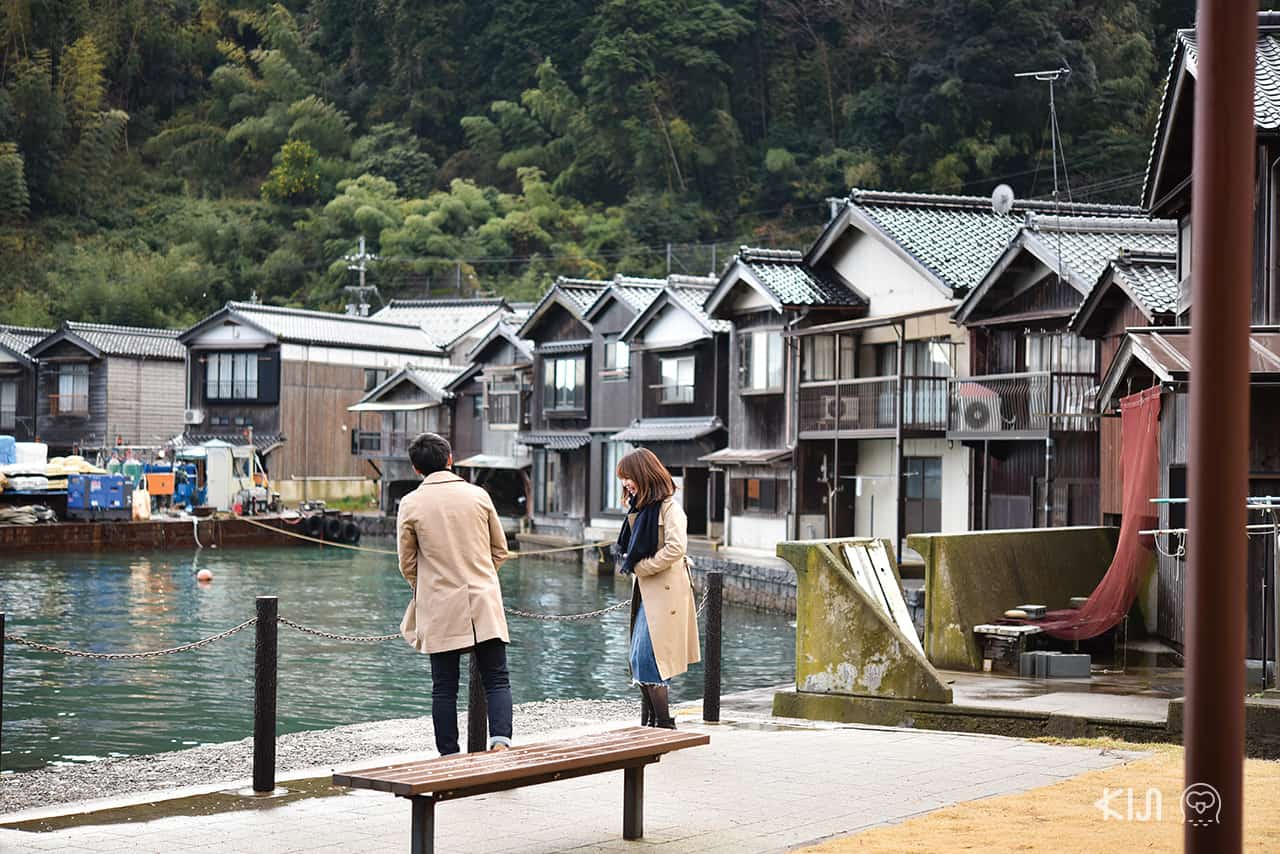 หนุ่มสาวที่มาเที่ยวกันที่หมู่บ้านชาวประมงอิเนะ (Ine)