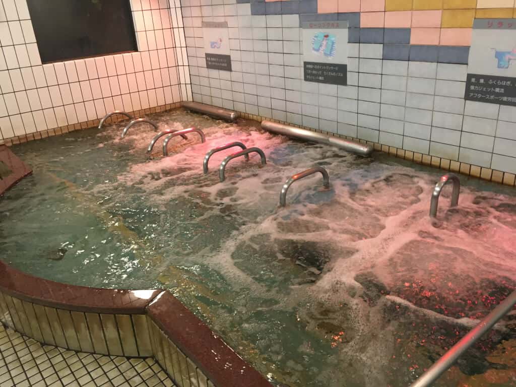 บ่อแช่ออนเซ็นในทาบังโนะยุ (Taban no Yu)