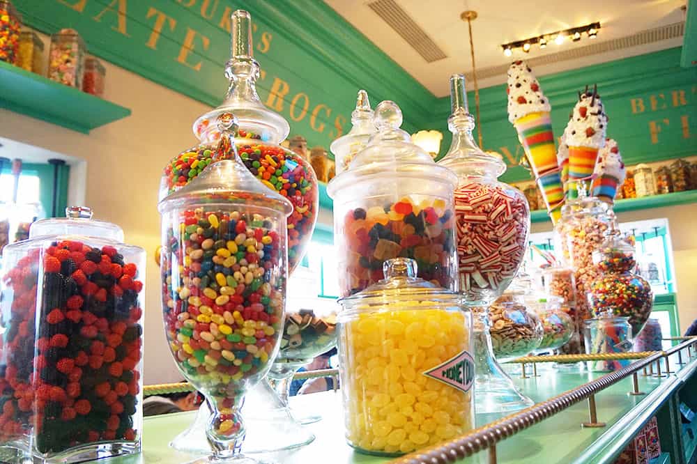 ร้าน Honeydukes™ ที่อยู่ใกล้ทางเข้าออกของโซนที่สุด