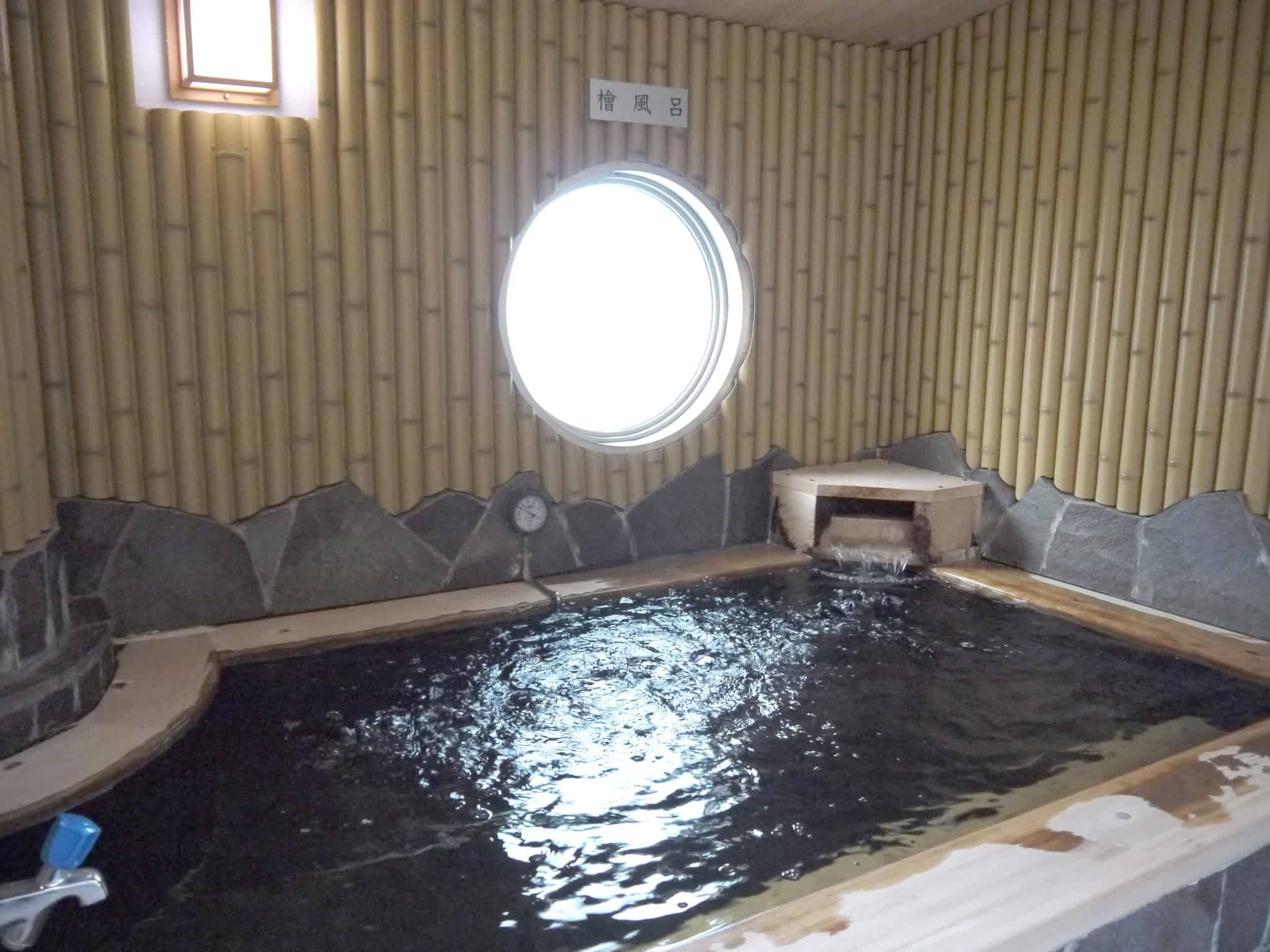 บ่อน้ำแช่ออนเซ็นของโอโตเมะยุออนเซ็น (Omoteyu Onsen)