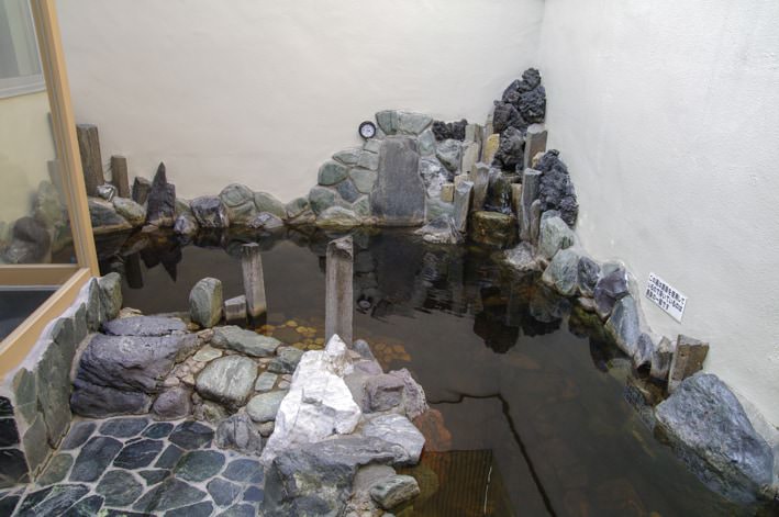 สึรุโนะยุ (Tsuru no Yu) เป็นโรงอาบน้ำและออนเซ็นที่มีบ่อน้ำดำจากแหล่งน้ำธรรมชาติของแท้