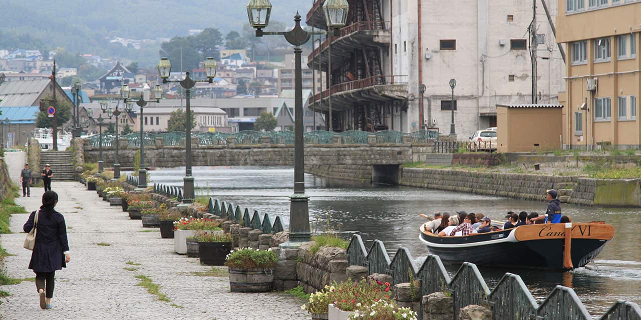 Canal & Wine Full Course Lunch Tour พาไปชมเขื่อนอาซาริ (Arari) ที่ตั้งอยู่ใกล้ๆ ย่านออนเซ็นในเมืองโอตารุ (Otaru) หลังจากนั้นจะพาไปชิมไวน์และพาชมคลองโอตารุ